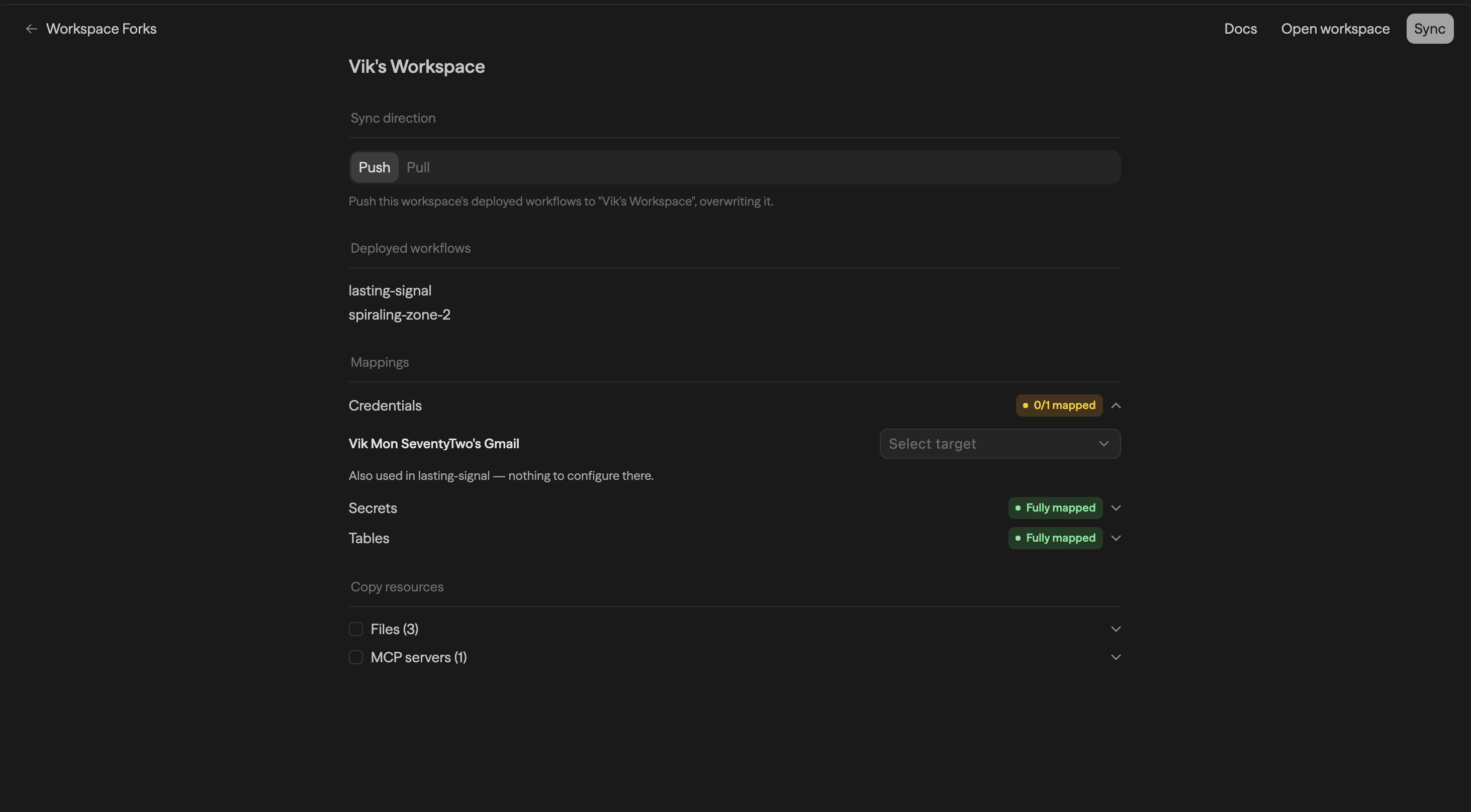 Página de detalhes da sincronização com as direções Push e Pull, workflows com deploy e badges de status de mapeamento