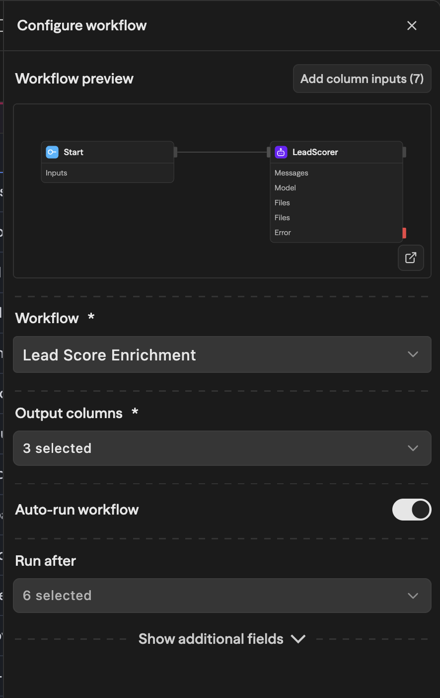 O painel Configure workflow para Lead Score Enrichment: uma prévia do workflow LeadScorer, o seletor de workflow, três colunas de saída selecionadas, Auto-run ativado e seis dependências em Run after